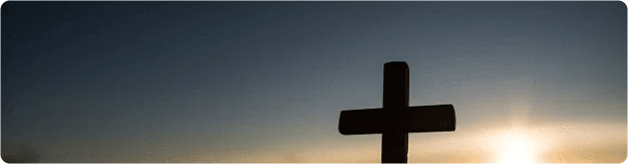 Cruz silhuetada contra céu nublado